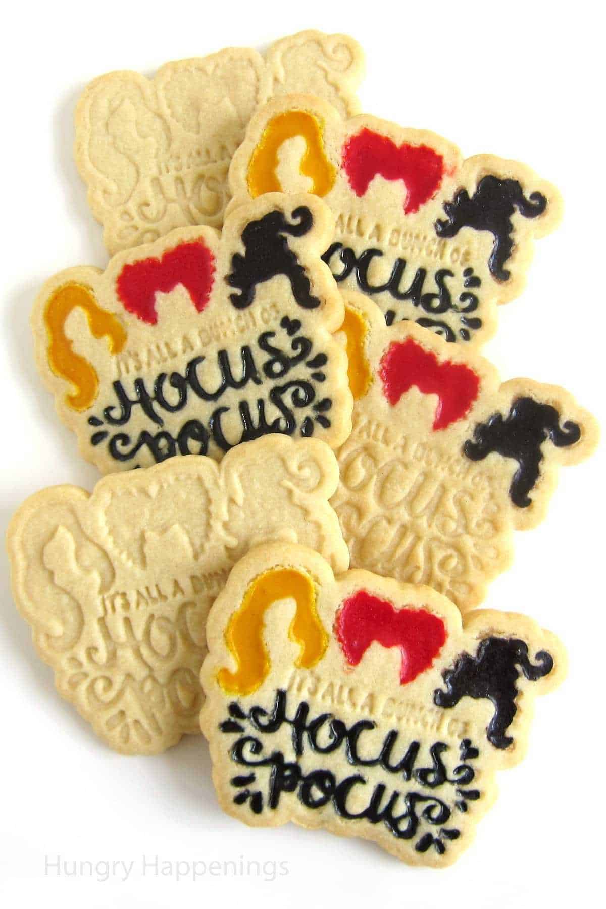 Hocus pocus snack ideas: Magical cookies with the inscription "hocus pocus.