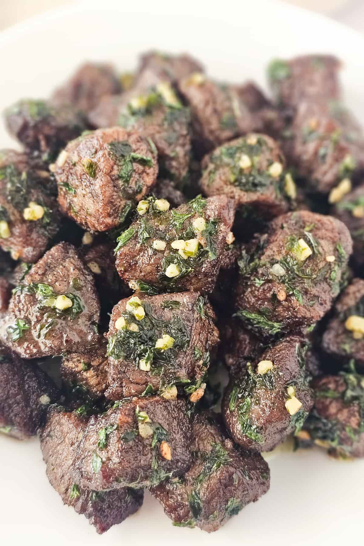 A plate of juicy air fryer steak bites.