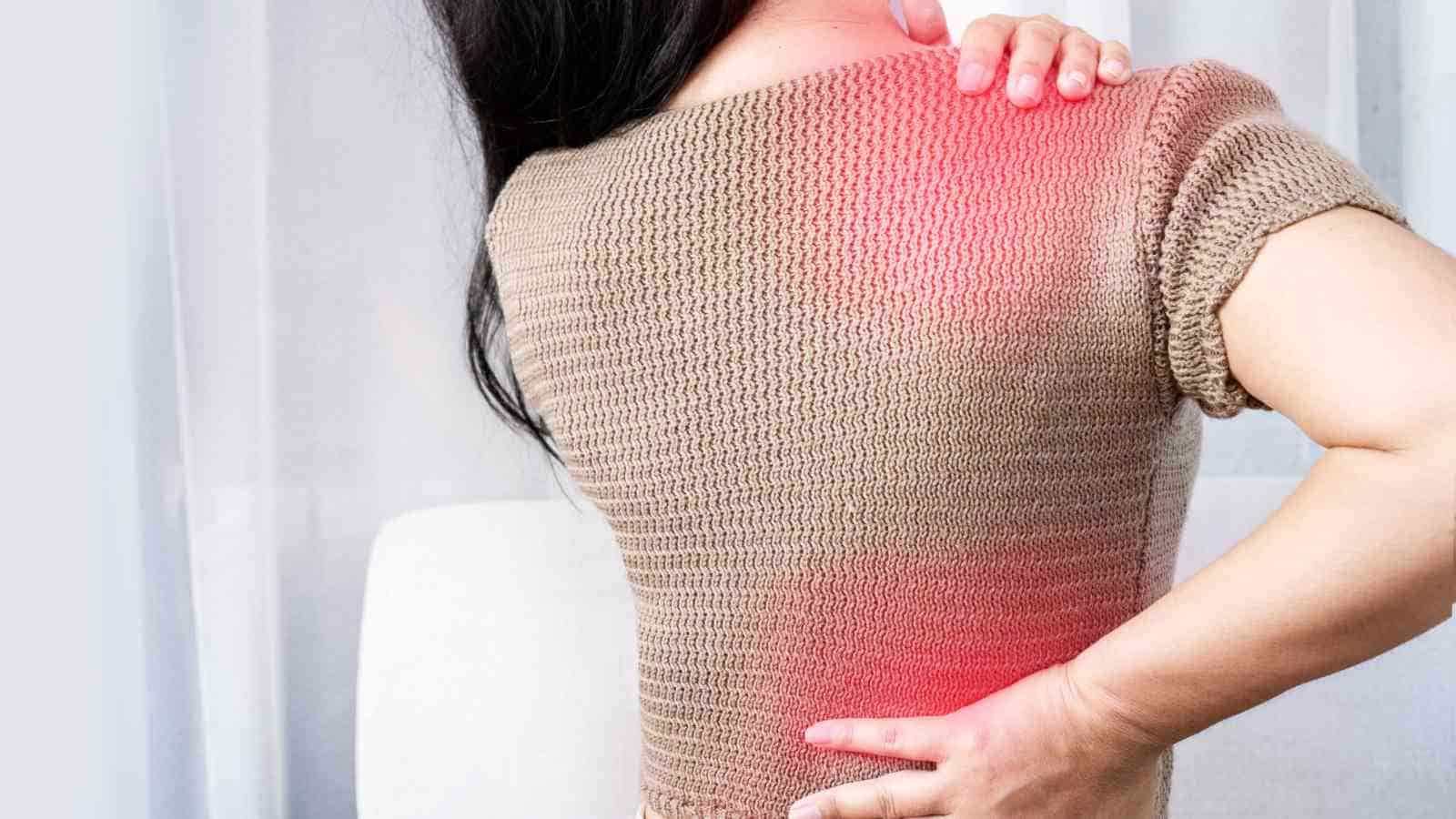 A person touches their upper back and lower back, with red highlights indicating pain or discomfort in those areas.